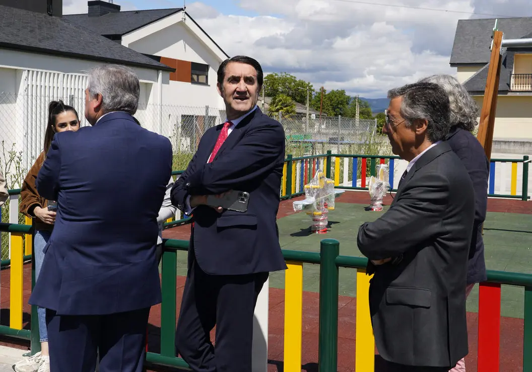 El consejero de Medio Ambiente, Vivienda y Ordenaci&oacute;n del Territorio en funciones, Juan Carlos Su&aacute;rez-Qui&ntilde;ones, visita la promoci&oacute;n finalizada de viviendas protegidas de Posada del Bierzo (Le&oacute;n)