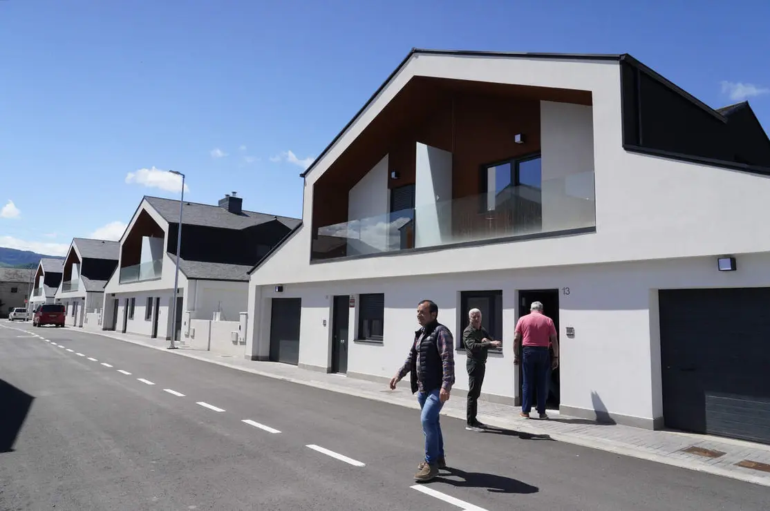 El consejero de Medio Ambiente, Vivienda y Ordenaci&oacute;n del Territorio en funciones, Juan Carlos Su&aacute;rez-Qui&ntilde;ones, visita la promoci&oacute;n finalizada de viviendas protegidas de Posada del Bierzo (Le&oacute;n)