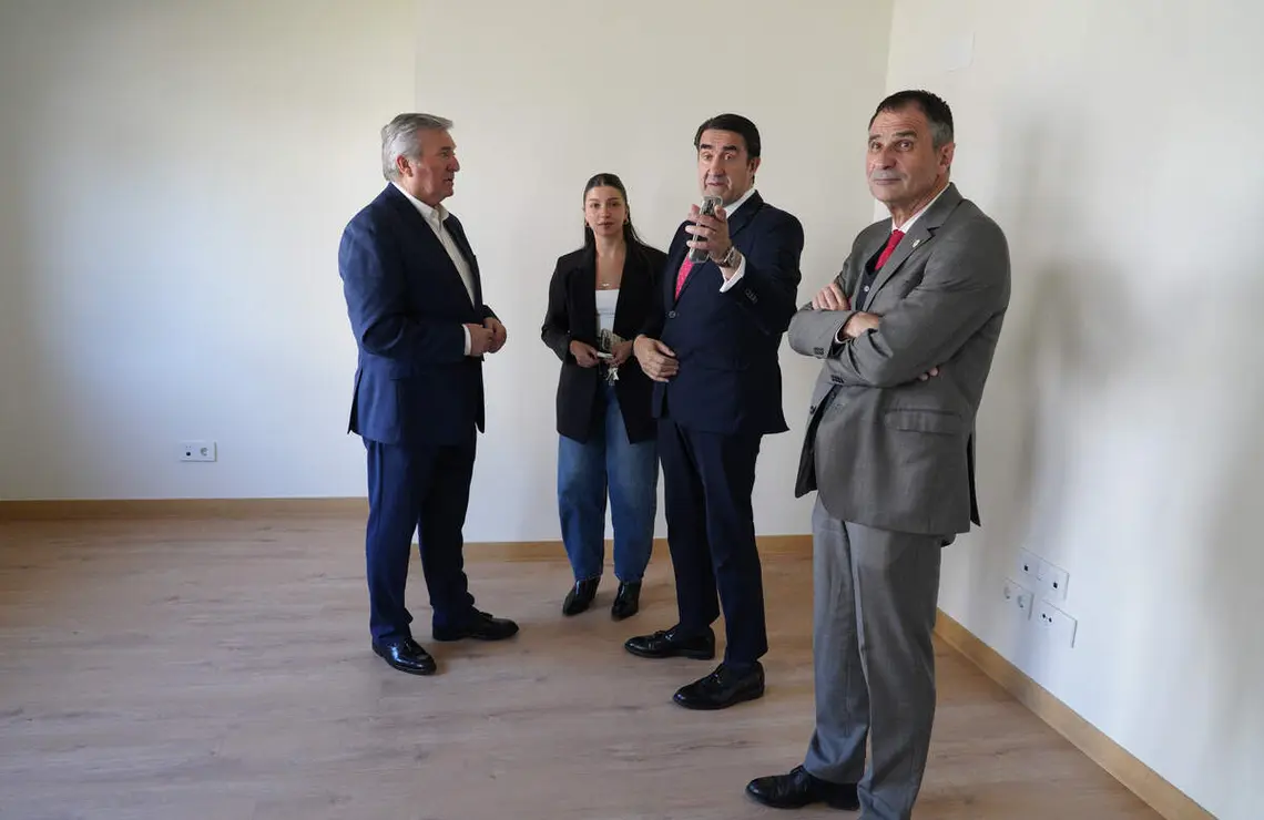 El consejero de Medio Ambiente, Vivienda y Ordenaci&oacute;n del Territorio en funciones, Juan Carlos Su&aacute;rez-Qui&ntilde;ones, visita la promoci&oacute;n finalizada de viviendas protegidas de Posada del Bierzo (Le&oacute;n)
