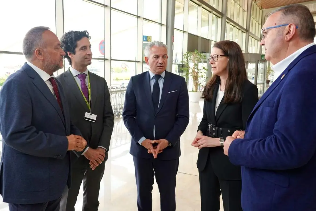 La directora general de Aeropuertos de Aena, Elena Mayoral y el delegado del Gobierno, Nicanor Sen, se re&uacute;nen con el presidente de la Diputaci&oacute;n de Le&oacute;n, Gerardo &Aacute;lvarez Courel, y el vicepresidente, Roberto Aller