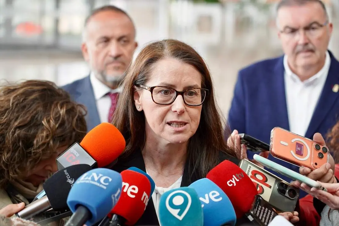 La directora general de Aeropuertos de Aena, Elena Mayoral y el delegado del Gobierno, Nicanor Sen, se re&uacute;nen con el presidente de la Diputaci&oacute;n de Le&oacute;n, Gerardo &Aacute;lvarez Courel, y el vicepresidente, Roberto Aller