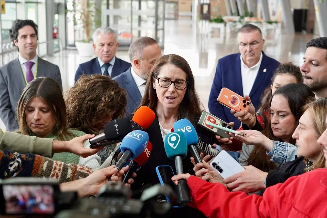 La directora general de Aeropuertos de Aena, Elena Mayoral y el delegado del Gobierno, Nicanor Sen, se re&uacute;nen con el presidente de la Diputaci&oacute;n de Le&oacute;n, Gerardo &Aacute;lvarez Courel, y el vicepresidente, Roberto Aller