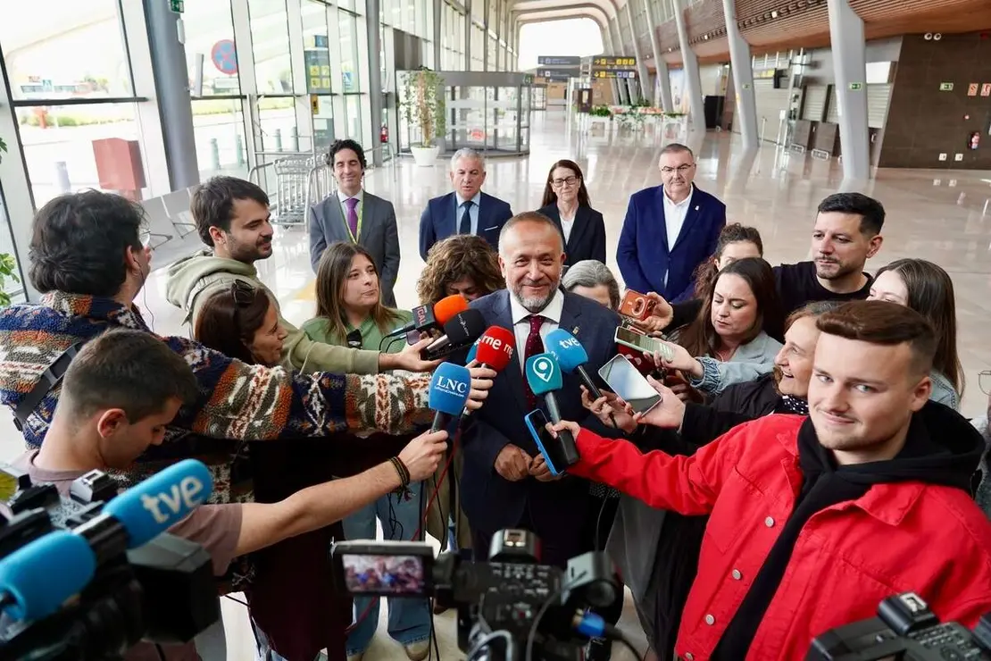 La directora general de Aeropuertos de Aena, Elena Mayoral y el delegado del Gobierno, Nicanor Sen, se re&uacute;nen con el presidente de la Diputaci&oacute;n de Le&oacute;n, Gerardo &Aacute;lvarez Courel, y el vicepresidente, Roberto Aller