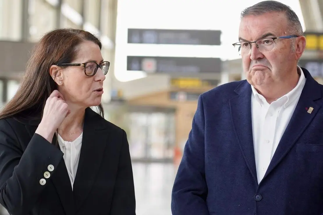 La directora general de Aeropuertos de Aena, Elena Mayoral y el delegado del Gobierno, Nicanor Sen, se re&uacute;nen con el presidente de la Diputaci&oacute;n de Le&oacute;n, Gerardo &Aacute;lvarez Courel, y el vicepresidente, Roberto Aller