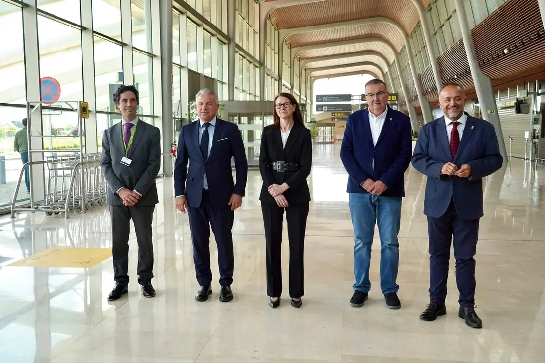 La directora general de Aeropuertos de Aena, Elena Mayoral y el delegado del Gobierno, Nicanor Sen, se re&uacute;nen con el presidente de la Diputaci&oacute;n de Le&oacute;n, Gerardo &Aacute;lvarez Courel, y el vicepresidente, Roberto Aller