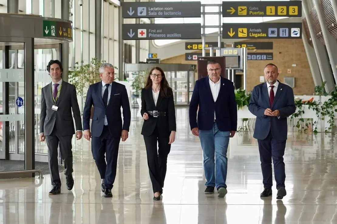 La directora general de Aeropuertos de Aena, Elena Mayoral y el delegado del Gobierno, Nicanor Sen, se re&uacute;nen con el presidente de la Diputaci&oacute;n de Le&oacute;n, Gerardo &Aacute;lvarez Courel, y el vicepresidente, Roberto Aller