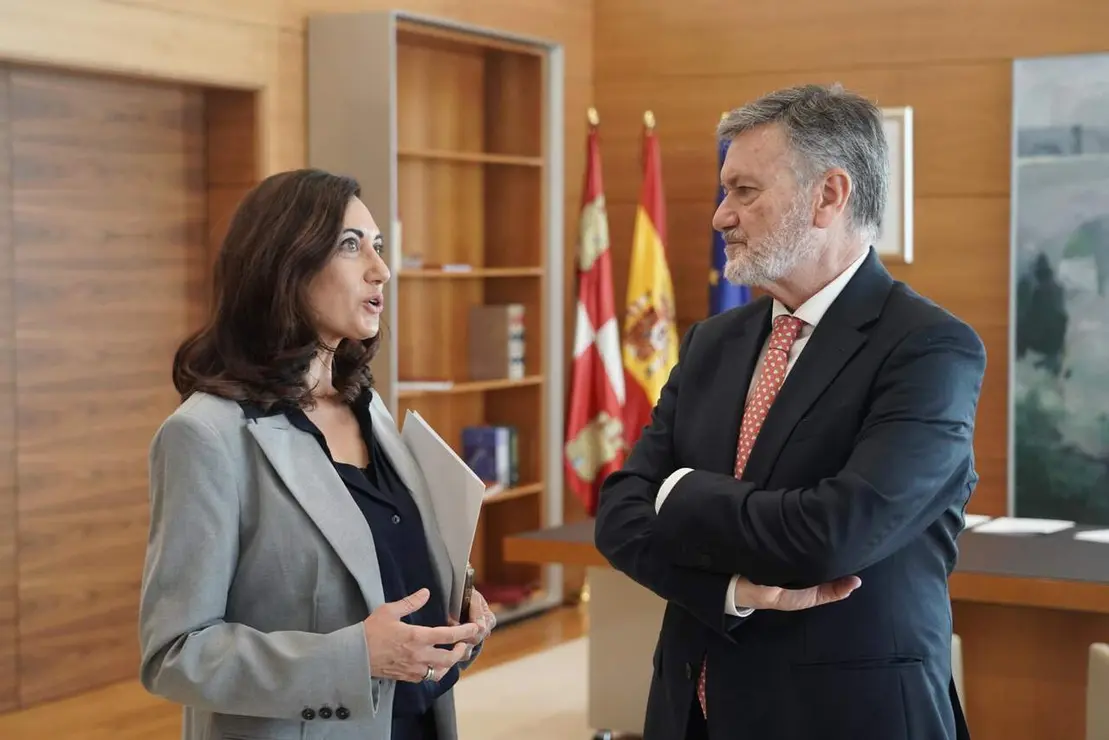 La procuradora y secretaria general el UPL, Alicia Gallego, en la ronda de consultas para la proposici&oacute;n de candidatos a la Presidencia de la Junta con Francisco V&aacute;zquez. Foto: Rub&eacute;n Cacho.