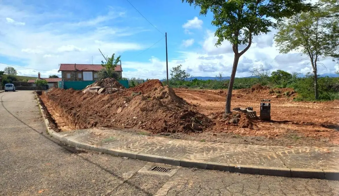 El Ayuntamiento de Val de San Lorenzo ha puesto en marcha los trabajos de parcelaci&oacute;n en la calle San Esteban, una actuaci&oacute;n que permitir&aacute; habilitar seis parcelas urbanas destinadas a vivienda de protecci&oacute;n oficial.