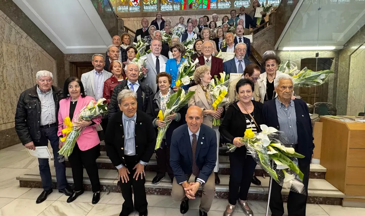 El Sal&oacute;n de Plenos del Ayuntamiento de Le&oacute;n ha acogido este jueves el homenaje a 23 parejas de la ciudad que celebran sus Bodas de Oro y Diamante, un acto que marca el inicio de las Jornadas Municipales para Mayores. En total, 17 parejas han cumplido 50 a&ntilde;os de matrimonio y seis han alcanzado los 60, en una ceremonia presidida por el alcalde Jos&eacute; Antonio Diez junto a la concejala de Mayores, Lourdes Gonz&aacute;lez. Fotos: AytoLe&oacute;n