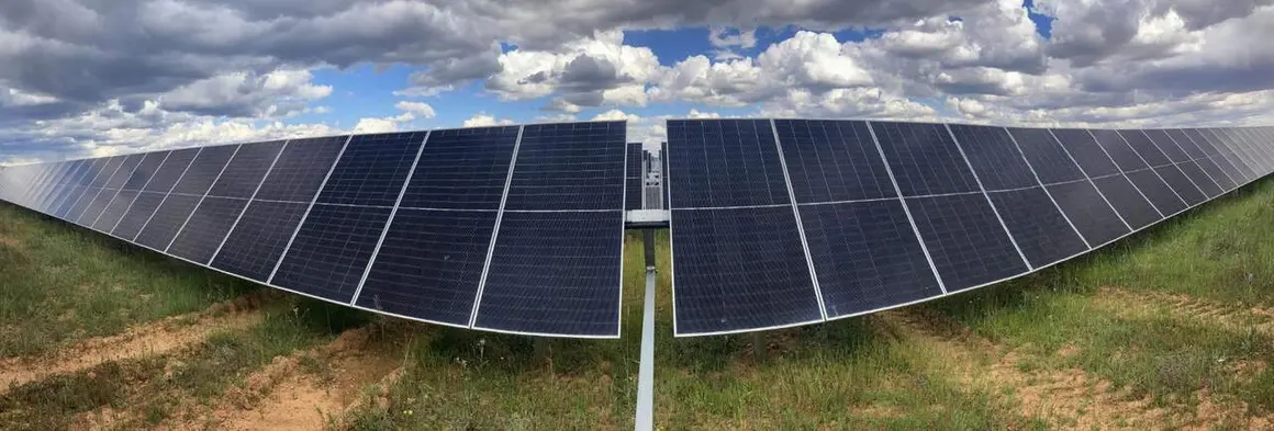 El grupo energ&eacute;tico suizo Axpo inaugur&oacute; este jueves oficialmente el complejo solar Vilecha, cuyas cuatro plantas suman una potencia total de 200 Mwp (megavatio pico) y que desde el pasado febrero inyecta electricidad a la red nacional desde los m&aacute;s de 365.000 paneles instalados en terrenos de los municipios leoneses de Villadangos del P&aacute;ramo y Cimanes del Tejar. Fotos: Peio Garc&iacute;a