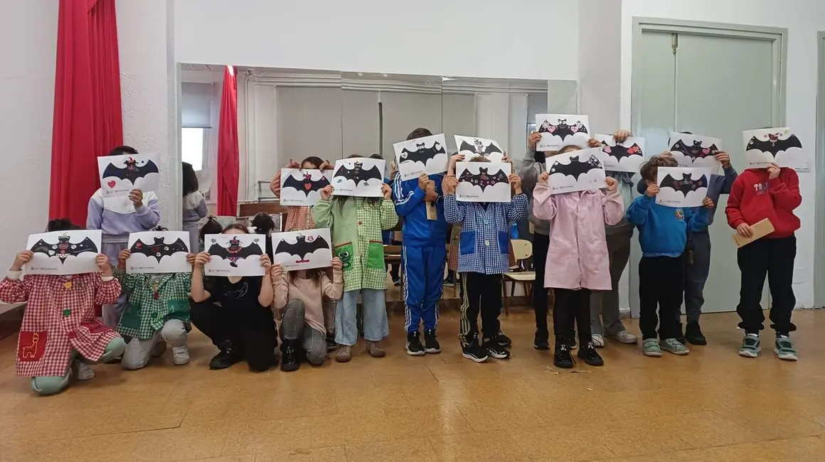 Alumnos del colegio de San Miguel Arc&aacute;ngel Ci&ntilde;era con sus dibujos_ (002)