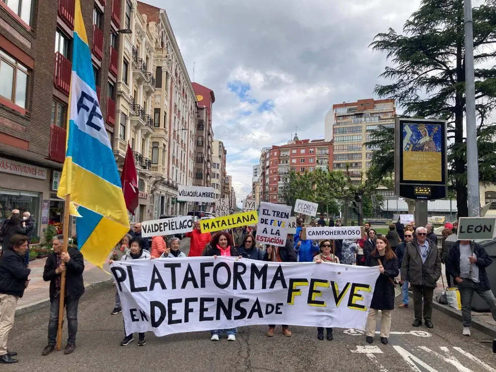 Corte de tr&aacute;fico de la Plataforma en Defensa de Feve de Le&oacute;n este s&aacute;bado en Padre Isla. Fotos: Peio Garc&iacute;a.