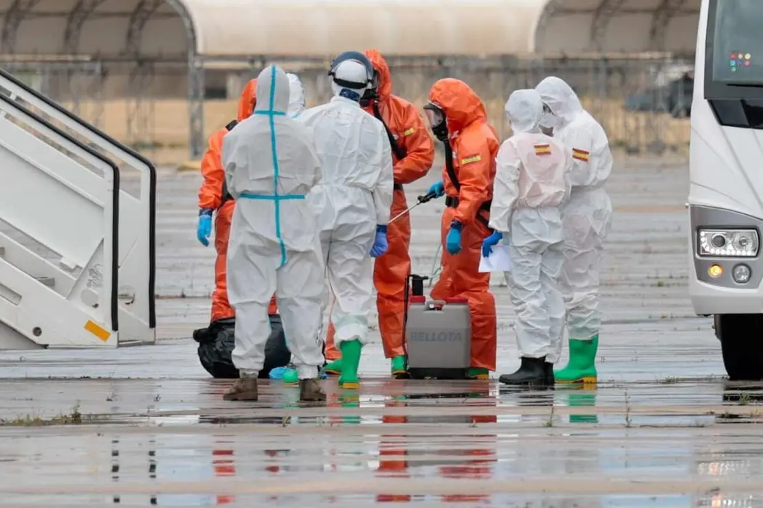 El operativo del MV Hondius encara su recta final sin incidencias graves. Sanidad confirma que las dos espa&ntilde;olas en seguimiento han dado negativo mientras Francia detecta un positivo entre sus repatriados.