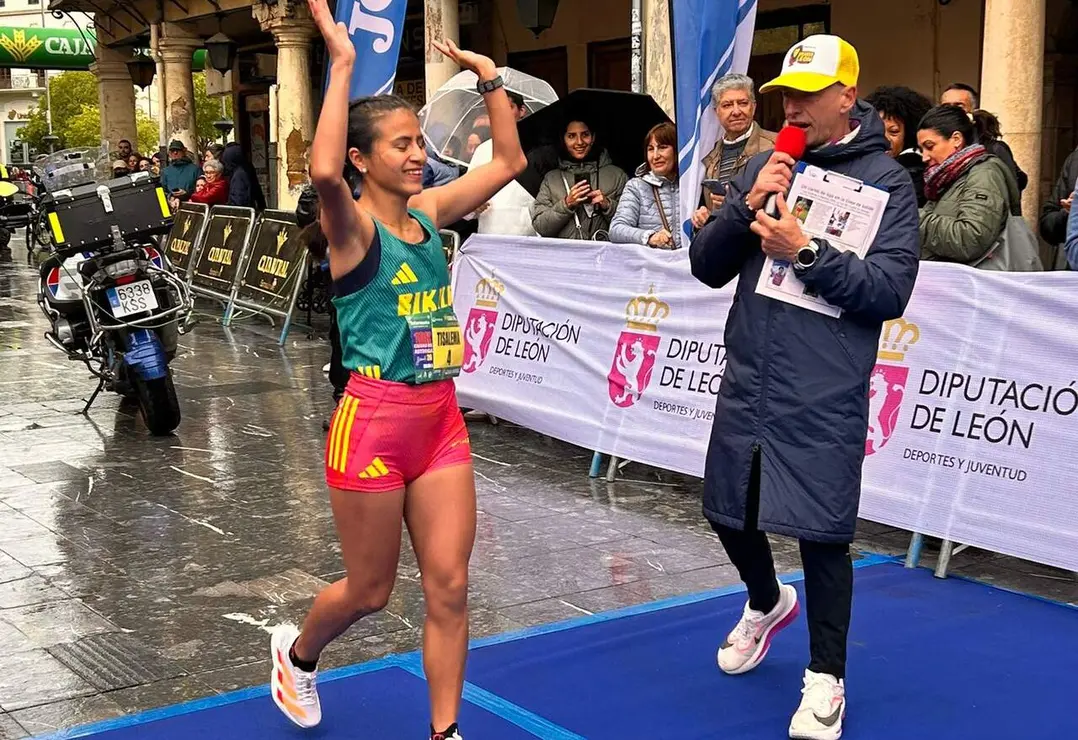 Abel Ant&oacute;n apadrina la multitudinaria 10k de Astorga que corona a Celada y Tisalema.