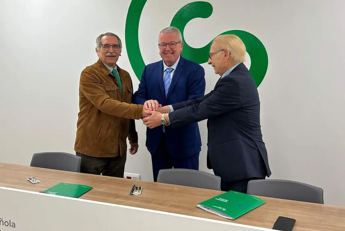 Estanislao de Luis (I),  Alfonso Rodr&iacute;guez Hevia (C) y Mart&iacute;n Mance&ntilde;ido, este lunes durante la firma del convenio de colaboraci&oacute;n entre la AECC y Donantes de Sangre.