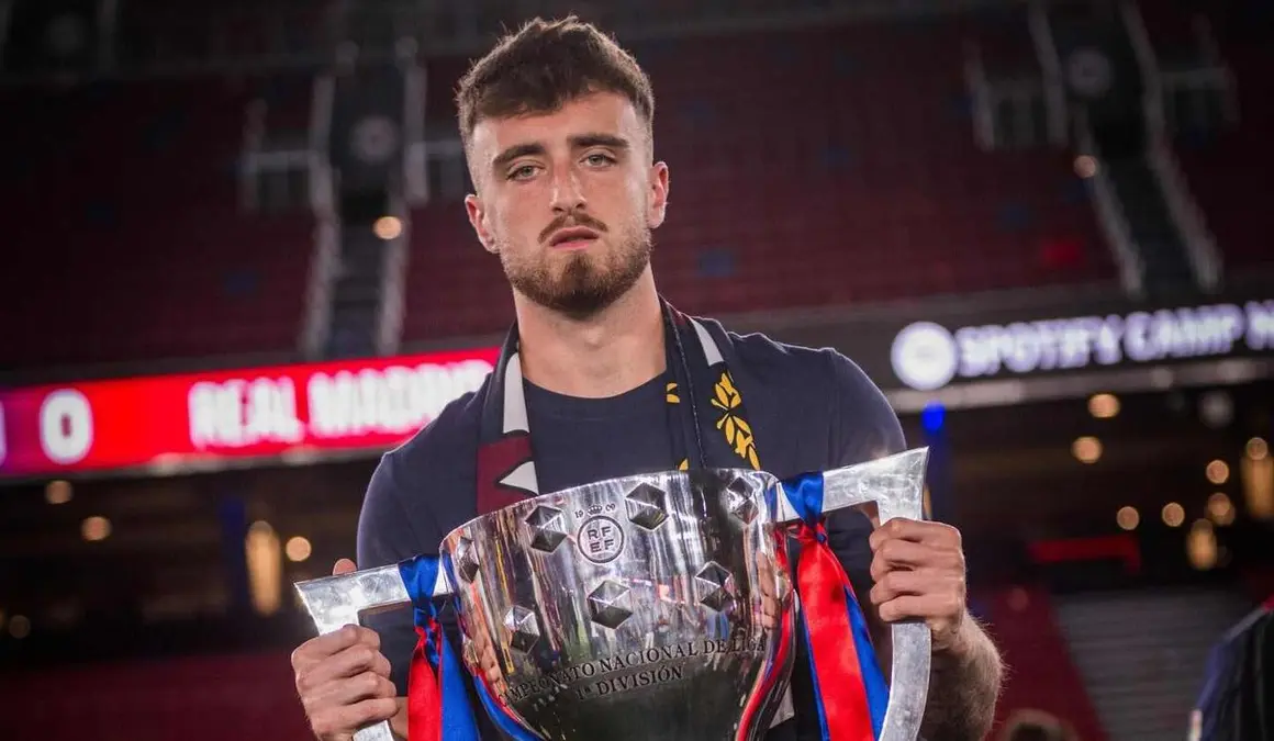 El portero leon&eacute;s Eder Aller celebra el t&iacute;tulo de Liga del FC Barcelona tras consolidar su crecimiento en la cantera azulgrana y entrar en la din&aacute;mica del primer equipo.