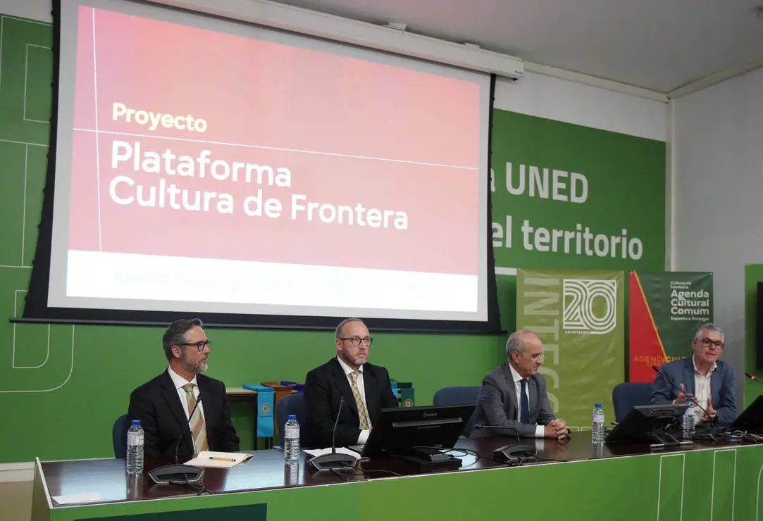 El rector de la UNED, Ricardo Mairal (2I), junto al director de UNED de Ponferrada, Jorge Vega  (2D), el Director General de Relaciones Internacionales y Uni&oacute;n Europea del Ministerio de Cultura, Ignacio Blanco (D), y el representante de la Subdirecci&oacute;n del Minist&eacute;rio da Cultura, Juventude e Desporto de Portugal,Joaquim Jorge (I), durante la presentaci&oacute;n del proyecto Cultura de Fronteira. Agenda Cultural Com&uacute;n Espa&ntilde;a Portugal