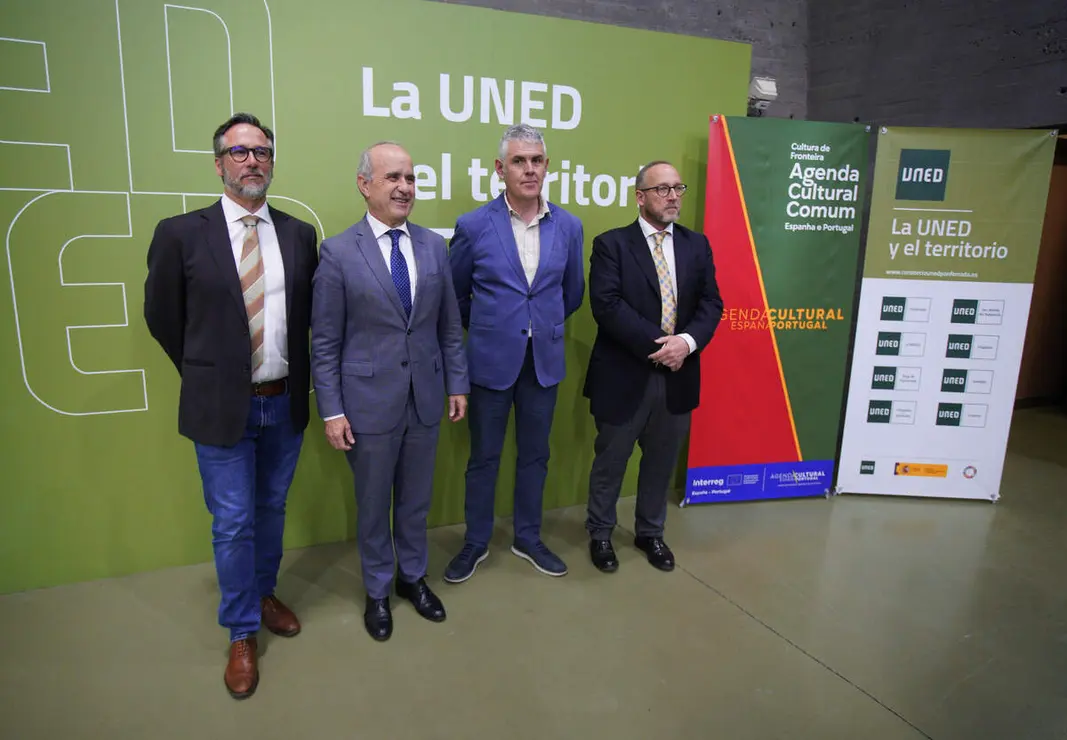 El rector de la UNED, Ricardo Mairal (2I), junto al director de UNED de Ponferrada, Jorge Vega  (2D), el Director General de Relaciones Internacionales y Uni&oacute;n Europea del Ministerio de Cultura, Ignacio Blanco (D), y el representante de la Subdirecci&oacute;n del Minist&eacute;rio da Cultura, Juventude e Desporto de Portugal,Joaquim Jorge (I), durante la presentaci&oacute;n del proyecto Cultura de Fronteira. Agenda Cultural Com&uacute;n Espa&ntilde;a Portugal