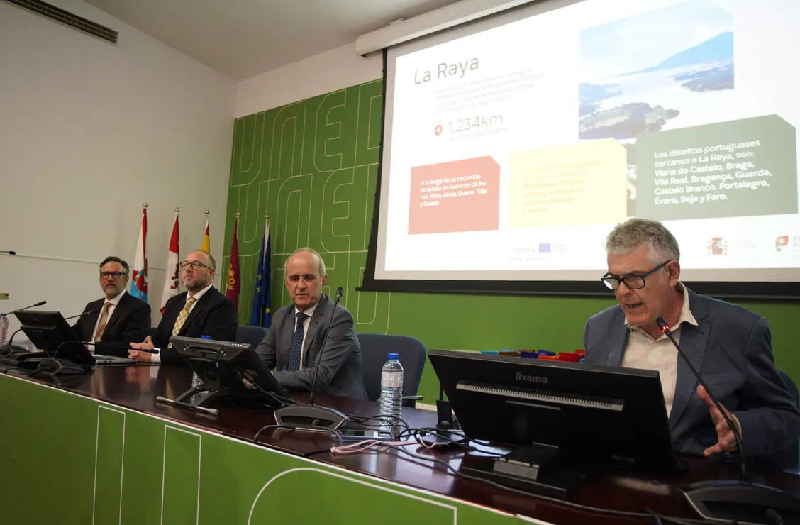 El rector de la UNED, Ricardo Mairal (2I), junto al director de UNED de Ponferrada, Jorge Vega  (2D), el Director General de Relaciones Internacionales y Uni&oacute;n Europea del Ministerio de Cultura, Ignacio Blanco (D), y el representante de la Subdirecci&oacute;n del Minist&eacute;rio da Cultura, Juventude e Desporto de Portugal,Joaquim Jorge (I), durante la presentaci&oacute;n del proyecto Cultura de Fronteira. Agenda Cultural Com&uacute;n Espa&ntilde;a Portugal
