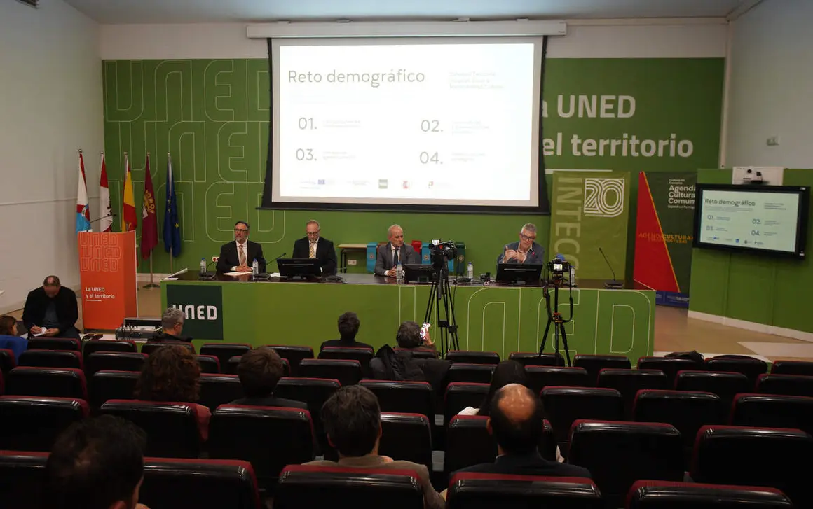 El rector de la UNED, Ricardo Mairal (2I), junto al director de UNED de Ponferrada, Jorge Vega  (2D), el Director General de Relaciones Internacionales y Uni&oacute;n Europea del Ministerio de Cultura, Ignacio Blanco (D), y el representante de la Subdirecci&oacute;n del Minist&eacute;rio da Cultura, Juventude e Desporto de Portugal,Joaquim Jorge (I), durante la presentaci&oacute;n del proyecto Cultura de Fronteira. Agenda Cultural Com&uacute;n Espa&ntilde;a Portugal