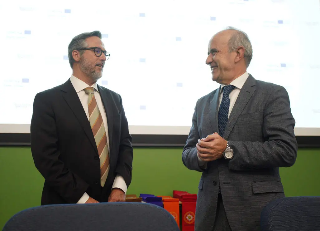El rector de la UNED, Ricardo Mairal (2I), junto al director de UNED de Ponferrada, Jorge Vega  (2D), el Director General de Relaciones Internacionales y Uni&oacute;n Europea del Ministerio de Cultura, Ignacio Blanco (D), y el representante de la Subdirecci&oacute;n del Minist&eacute;rio da Cultura, Juventude e Desporto de Portugal,Joaquim Jorge (I), durante la presentaci&oacute;n del proyecto Cultura de Fronteira. Agenda Cultural Com&uacute;n Espa&ntilde;a Portugal
