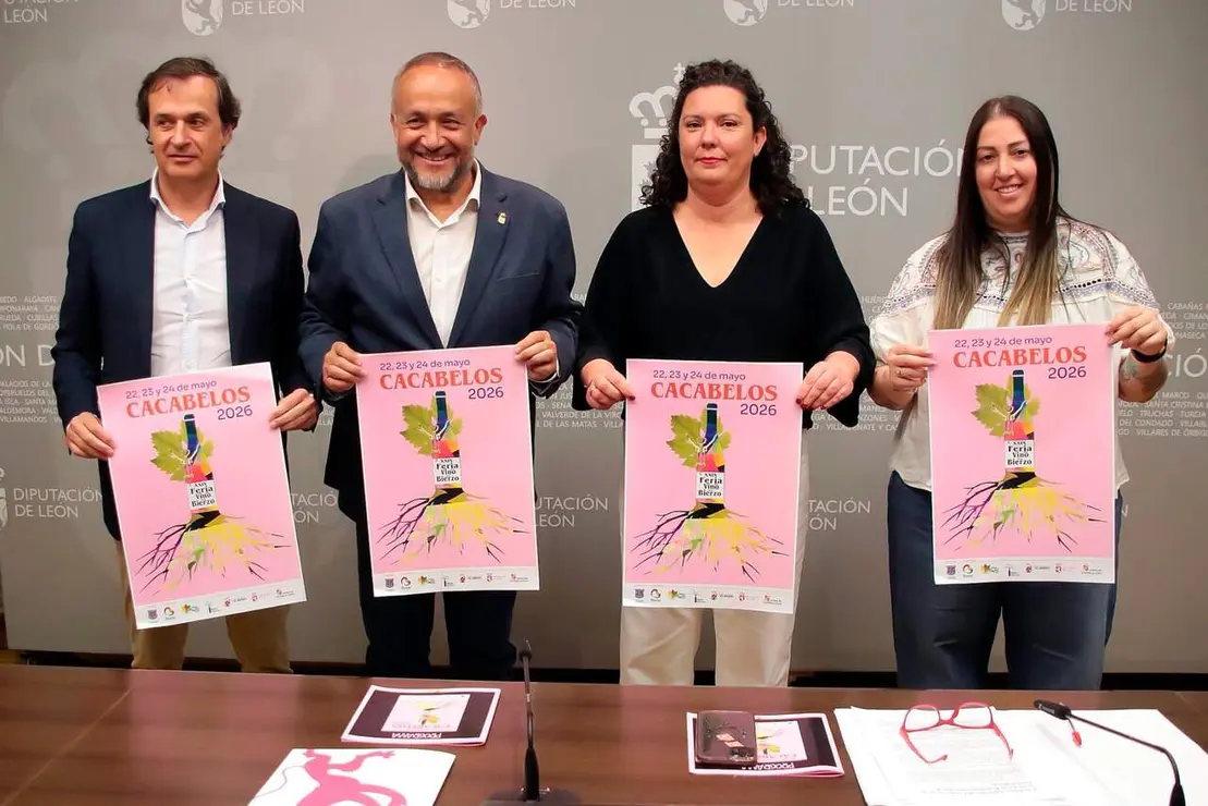 El presidente de la Diputaci&oacute;n, Gerardo &Aacute;lvarez Courel, presenta la XXIX Feria del Vino de Cacabelos junto a la alcaldesa y diputada provincial, Irene Gonz&aacute;lez, y el presidente de la DO Bierzo, Adelino P&eacute;rez. Foto: Campillo.