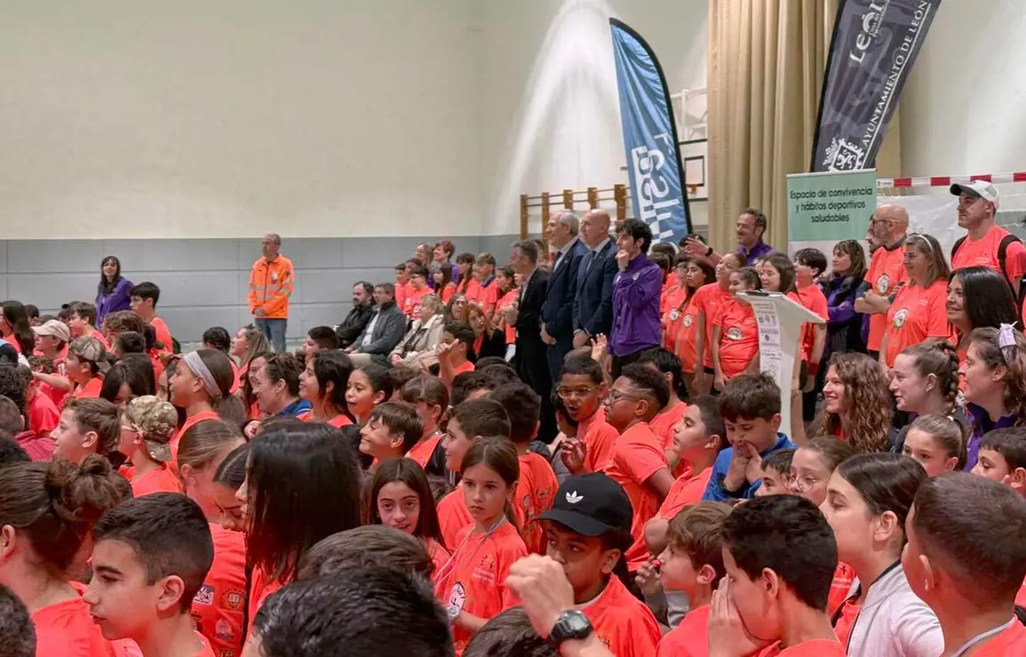 El patio del CEIP Lope de Vega se transform&oacute; este mi&eacute;rcoles en mucho m&aacute;s que un espacio deportivo. Cerca de 500 escolares de diecis&eacute;is centros de Educaci&oacute;n Primaria de toda la provincia participaron en la II Jornada Convi-Bol Ciudad de Le&oacute;n. Fotos: Heraldo | AytoLe&oacute;n