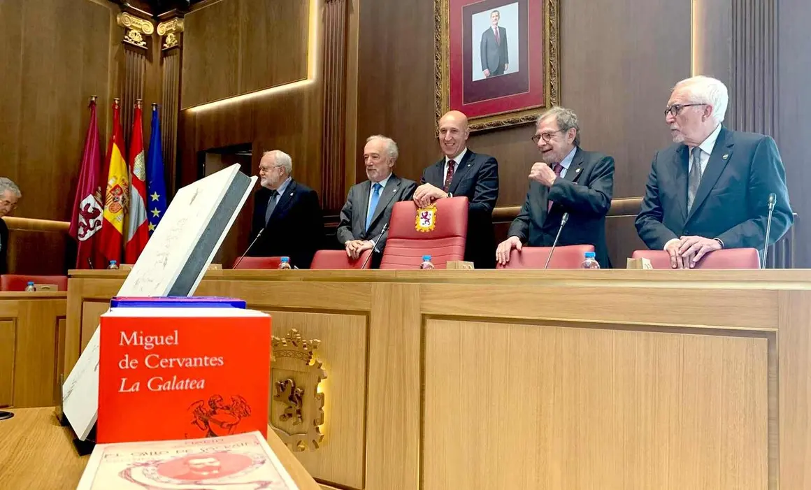 El sal&oacute;n de plenos del Ayuntamiento de San Marcelo se convirti&oacute; este jueves en el escenario de una de las citas institucionales m&aacute;s singulares de la Real Academia Espa&ntilde;ola en los &uacute;ltimos a&ntilde;os. La RAE traslad&oacute; de manera extraordinaria a Le&oacute;n su reuni&oacute;n plenaria semanal, una sesi&oacute;n p&uacute;blica presidida por el director de la instituci&oacute;n, Santiago Mu&ntilde;oz Machado. Fotos: Campillo