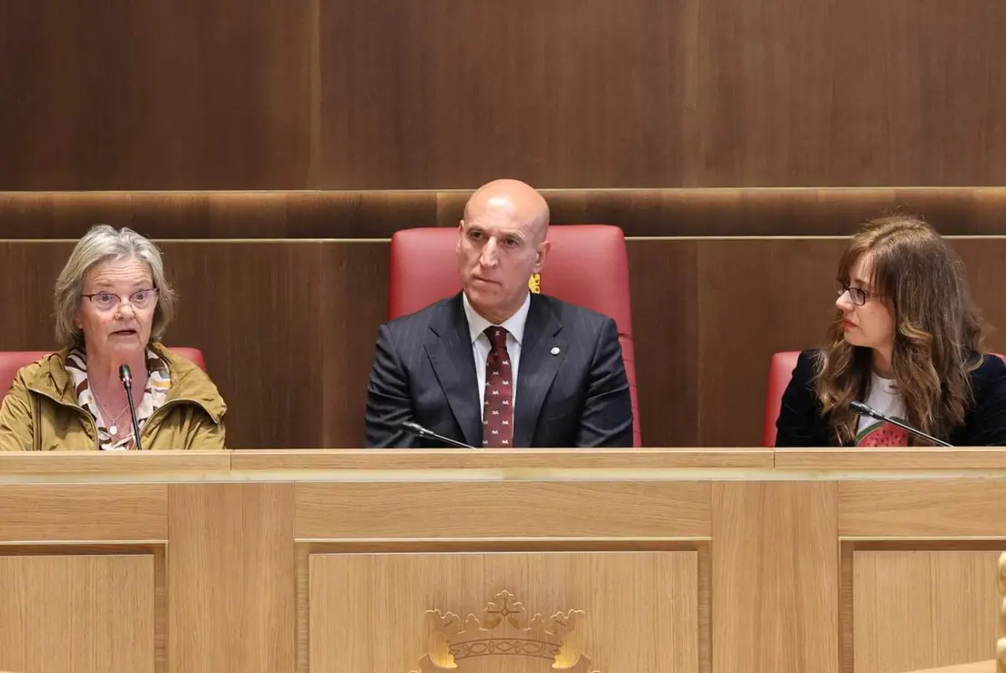 El alcalde de Le&oacute;n, Jos&eacute; Antonio Diez, preside el preg&oacute;n de la Feria el Libro, cuyas pregoneras son la escritora y periodista Noem&iacute; Sabugal y la fil&oacute;loga e investigadora Janick Le Men. Fotos: Campillo