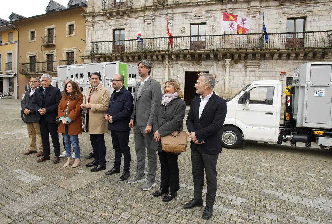 El consejero de Medio Ambiente, Vivienda y Ordenaci&oacute;n del Territorio, Juan Carlos Su&aacute;rez-Qui&ntilde;ones, asiste a la entrega de puntos limpios m&oacute;viles a los ayuntamientos de Ponferrada y Bembibre