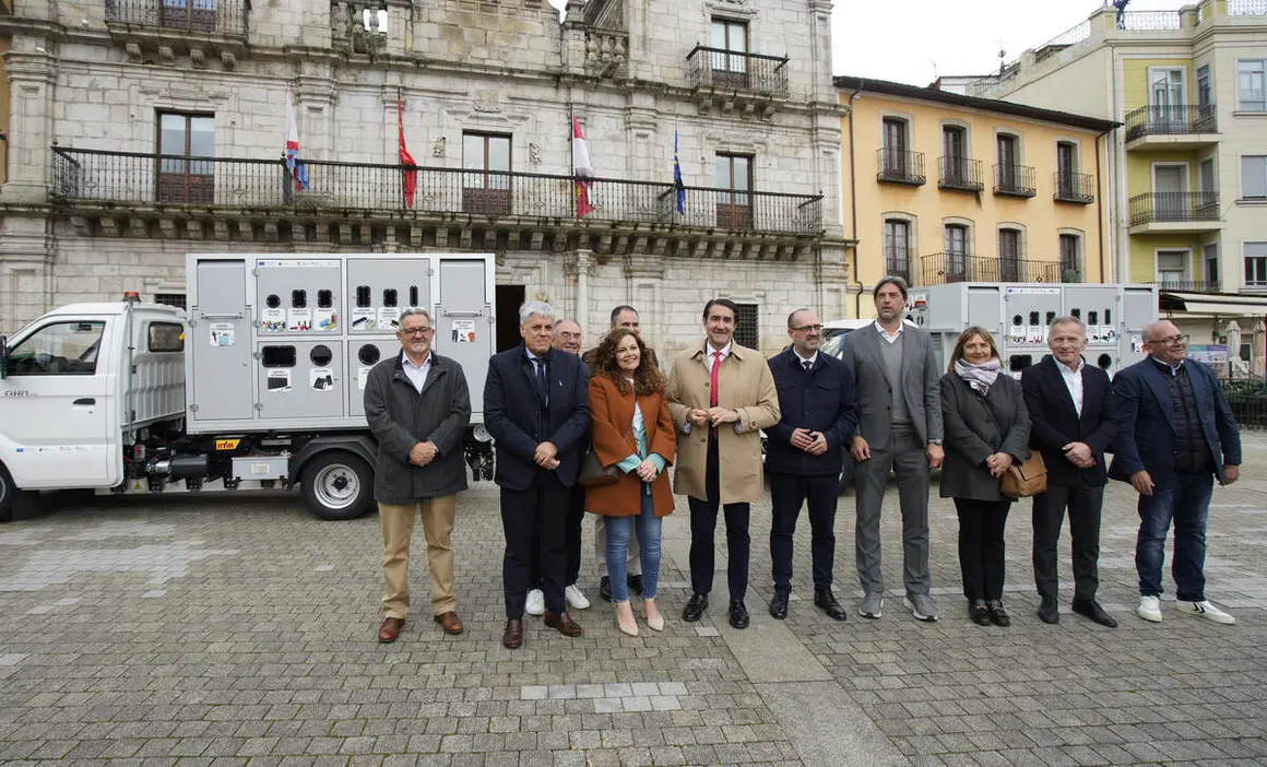 El consejero de Medio Ambiente, Vivienda y Ordenaci&oacute;n del Territorio, Juan Carlos Su&aacute;rez-Qui&ntilde;ones, asiste a la entrega de puntos limpios m&oacute;viles a los ayuntamientos de Ponferrada y Bembibre