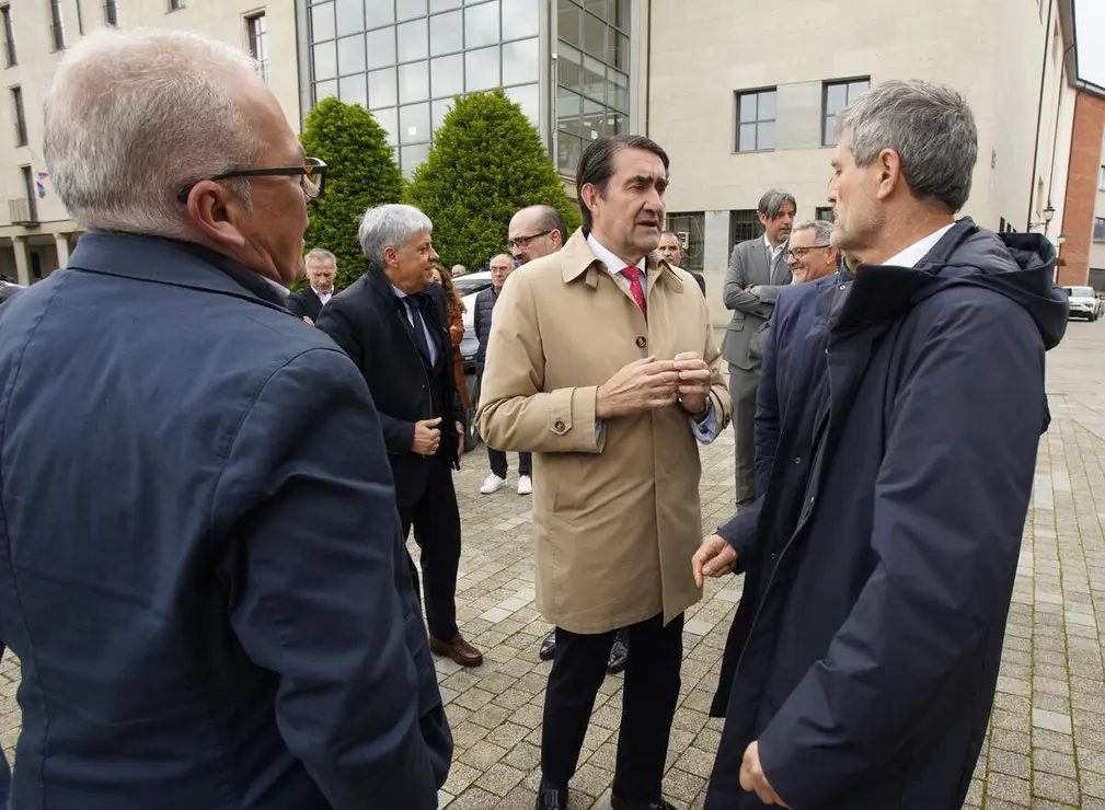 El consejero de Medio Ambiente, Vivienda y Ordenaci&oacute;n del Territorio, Juan Carlos Su&aacute;rez-Qui&ntilde;ones, asiste a la entrega de puntos limpios m&oacute;viles a los ayuntamientos de Ponferrada y Bembibre