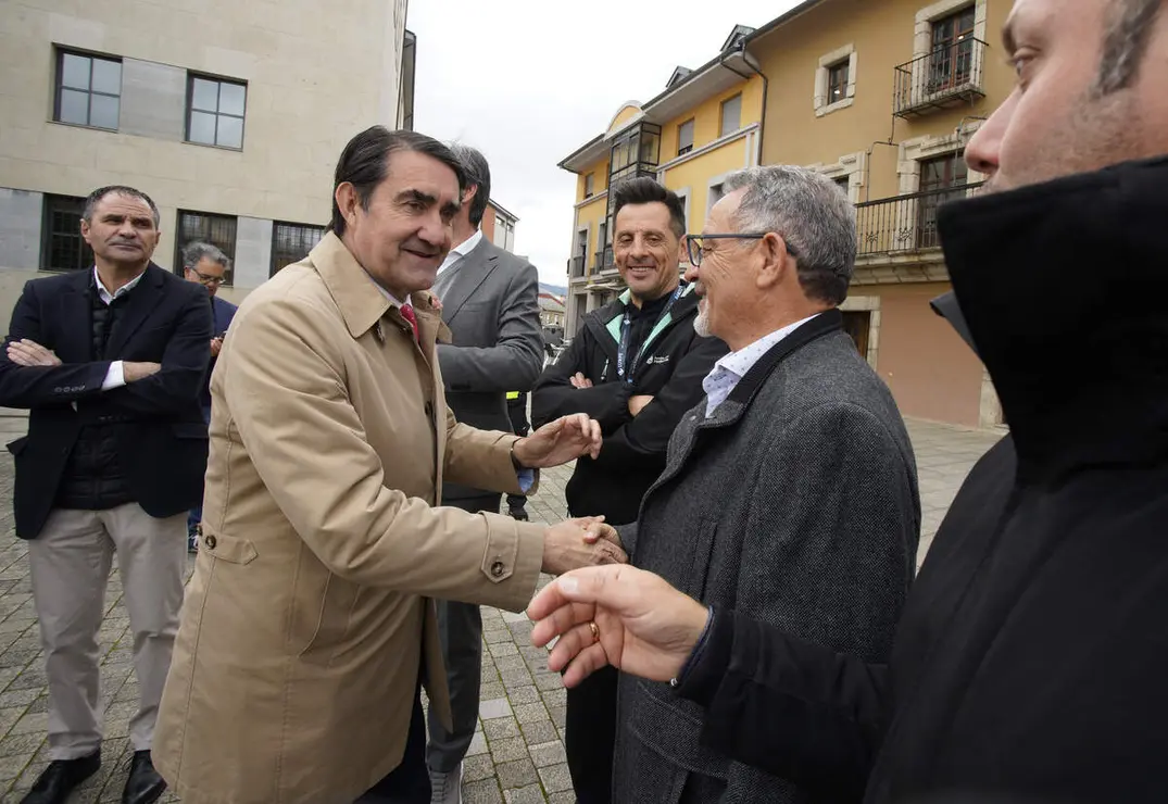 El consejero de Medio Ambiente, Vivienda y Ordenaci&oacute;n del Territorio, Juan Carlos Su&aacute;rez-Qui&ntilde;ones, asiste a la entrega de puntos limpios m&oacute;viles a los ayuntamientos de Ponferrada y Bembibre