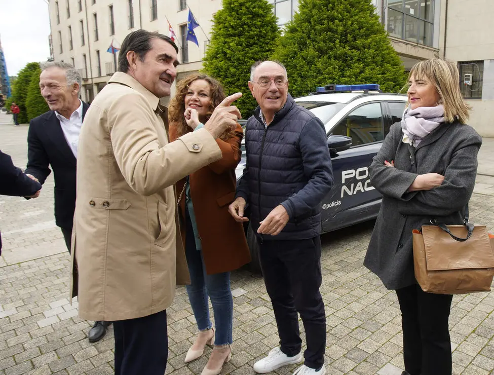 El consejero de Medio Ambiente, Vivienda y Ordenaci&oacute;n del Territorio, Juan Carlos Su&aacute;rez-Qui&ntilde;ones, asiste a la entrega de puntos limpios m&oacute;viles a los ayuntamientos de Ponferrada y Bembibre