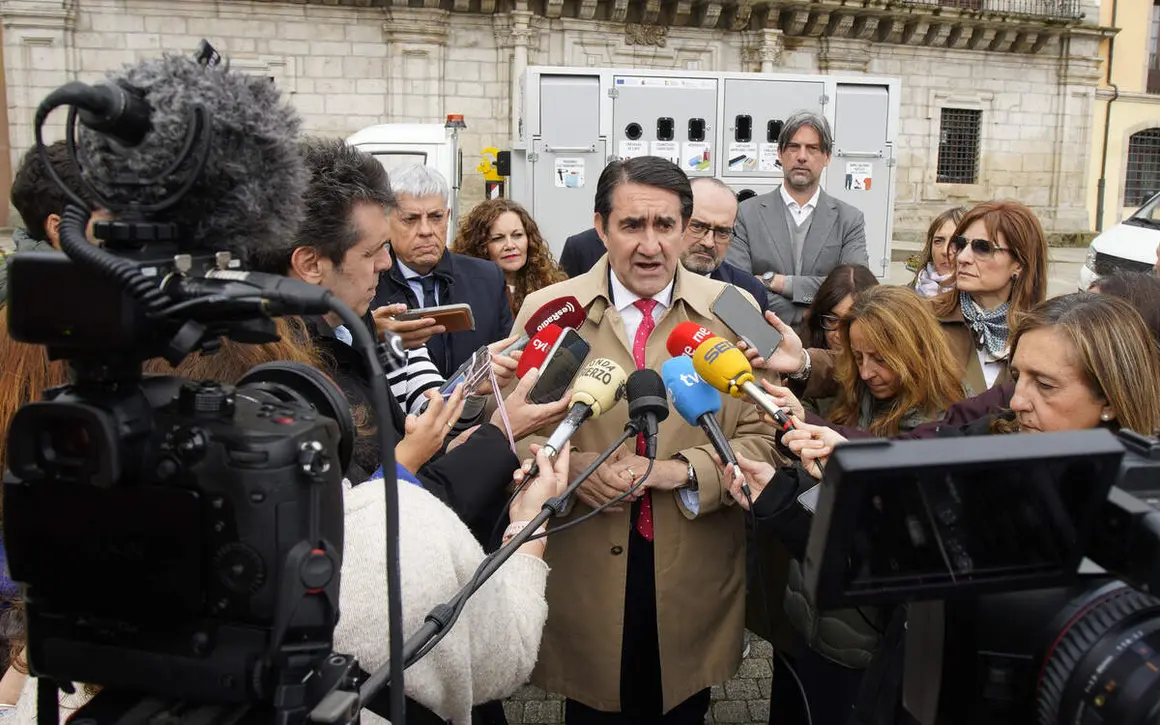 El consejero de Medio Ambiente, Vivienda y Ordenaci&oacute;n del Territorio, Juan Carlos Su&aacute;rez-Qui&ntilde;ones, asiste a la entrega de puntos limpios m&oacute;viles a los ayuntamientos de Ponferrada y Bembibre