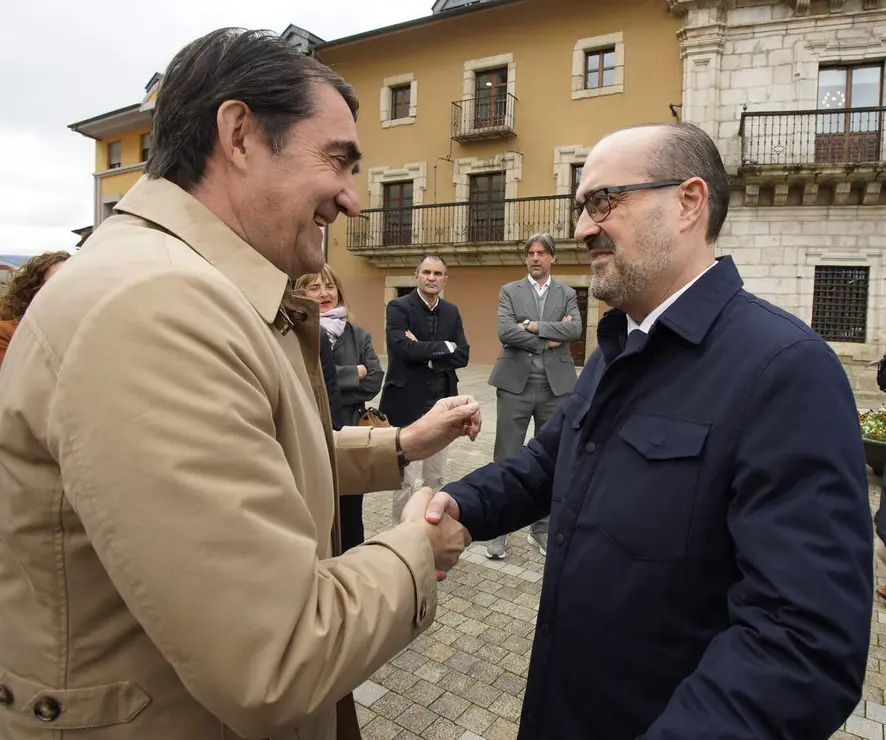 El consejero de Medio Ambiente, Vivienda y Ordenaci&oacute;n del Territorio, Juan Carlos Su&aacute;rez-Qui&ntilde;ones, asiste a la entrega de puntos limpios m&oacute;viles a los ayuntamientos de Ponferrada y Bembibre