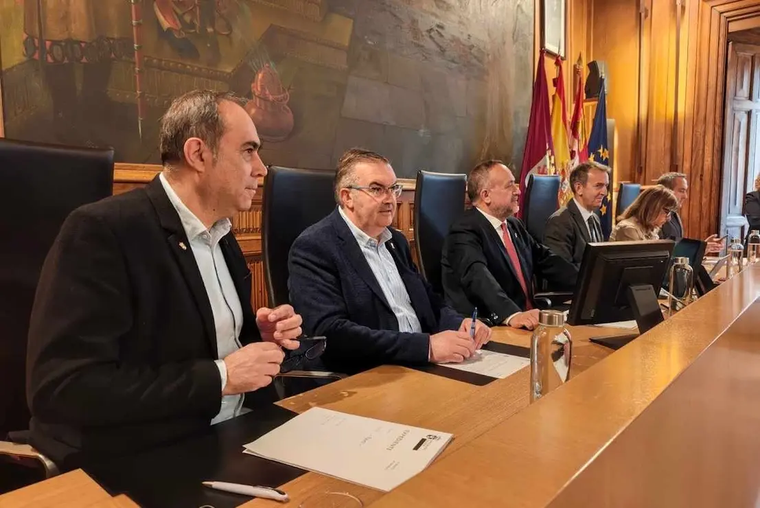 La Diputaci&oacute;n de Le&oacute;n dio este viernes luz verde, en un pleno extraordinario celebrado con el respaldo de todos los grupos pol&iacute;ticos, a una modificaci&oacute;n de cr&eacute;dito que permitir&aacute; redistribuir las anualidades del Plan Provincial de Cooperaci&oacute;n Municipal 2026-2027 sin alterar su cuant&iacute;a total, fijada en 60 millones de euros.