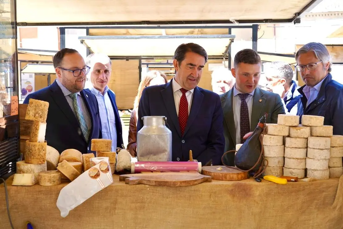 El consejero de Medio Ambiente, Vivienda y Ordenaci&oacute;n del Territorio, Juan Carlos Su&aacute;rez-Qui&ntilde;ones, asiste a la inauguraci&oacute;n de la Feria Iberqueso