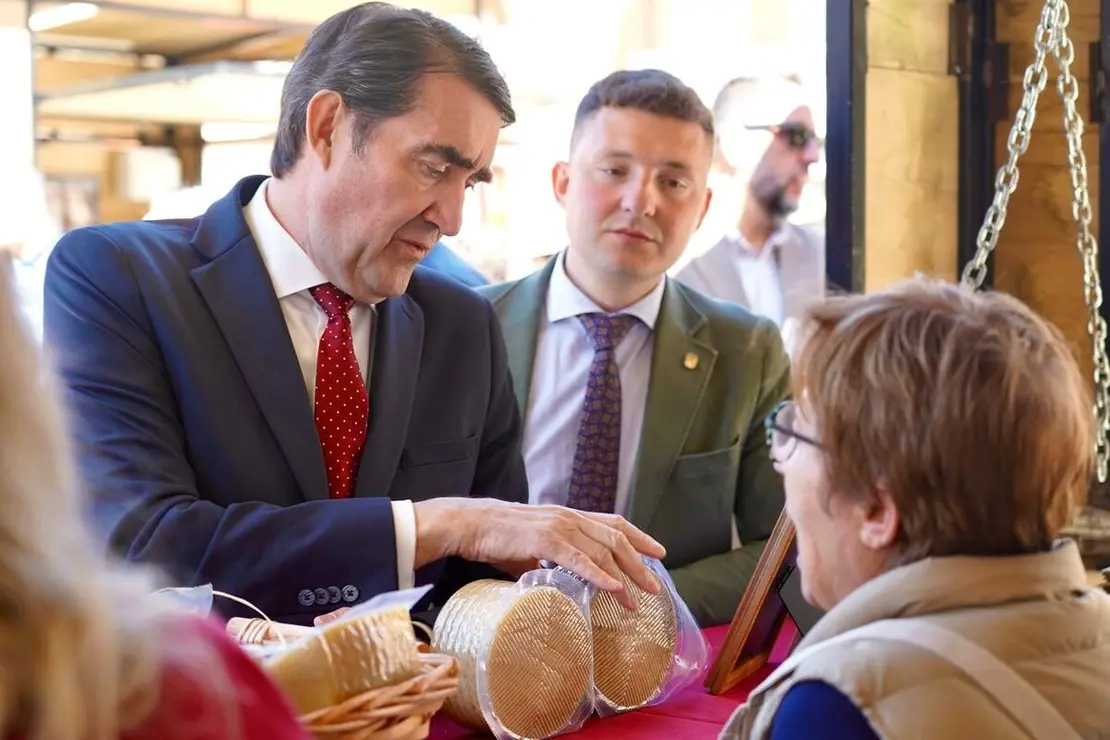 El consejero de Medio Ambiente, Vivienda y Ordenaci&oacute;n del Territorio, Juan Carlos Su&aacute;rez-Qui&ntilde;ones, asiste a la inauguraci&oacute;n de la Feria Iberqueso