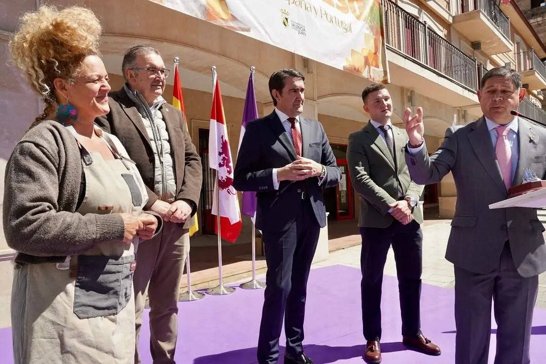 El consejero de Medio Ambiente, Vivienda y Ordenaci&oacute;n del Territorio, Juan Carlos Su&aacute;rez-Qui&ntilde;ones, asiste a la inauguraci&oacute;n de la Feria Iberqueso