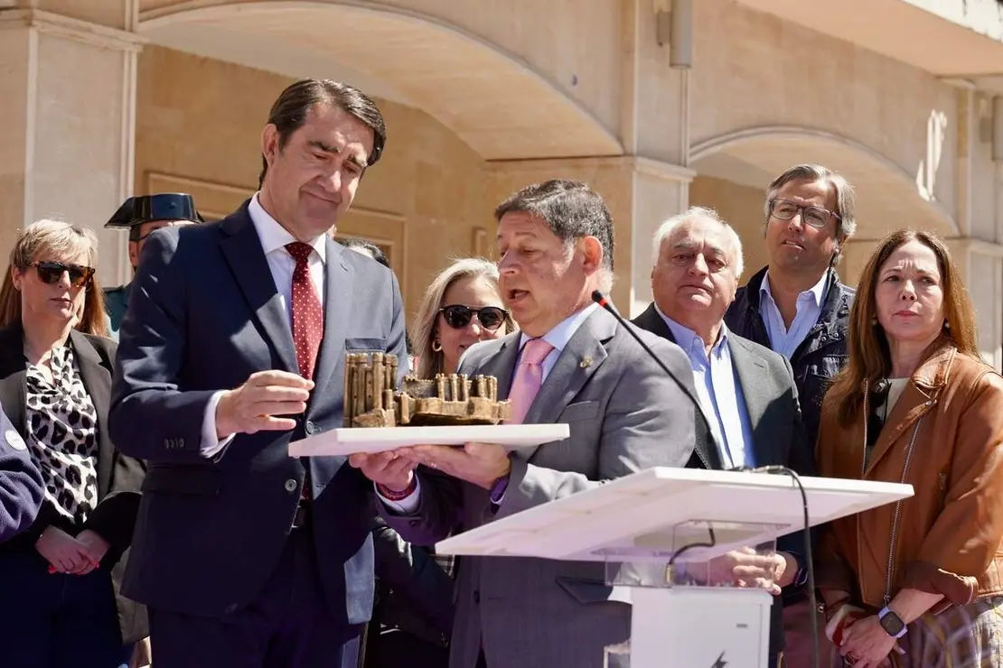 El consejero de Medio Ambiente, Vivienda y Ordenaci&oacute;n del Territorio, Juan Carlos Su&aacute;rez-Qui&ntilde;ones, asiste a la inauguraci&oacute;n de la Feria Iberqueso