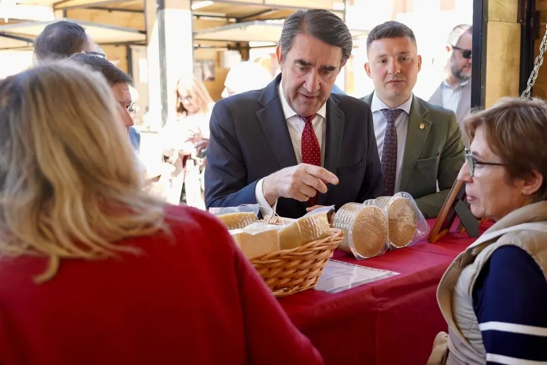 El consejero de Medio Ambiente, Vivienda y Ordenaci&oacute;n del Territorio, Juan Carlos Su&aacute;rez-Qui&ntilde;ones, asiste a la inauguraci&oacute;n de la Feria Iberqueso