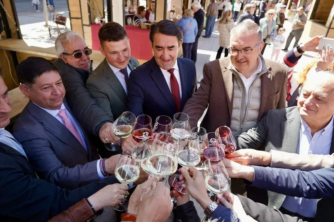 El consejero de Medio Ambiente, Vivienda y Ordenaci&oacute;n del Territorio, Juan Carlos Su&aacute;rez-Qui&ntilde;ones, asiste a la inauguraci&oacute;n de la Feria Iberqueso