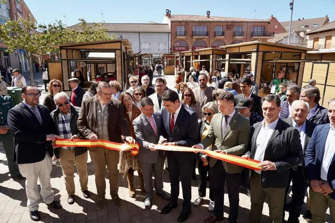 El consejero de Medio Ambiente, Vivienda y Ordenaci&oacute;n del Territorio, Juan Carlos Su&aacute;rez-Qui&ntilde;ones, asiste a la inauguraci&oacute;n de la Feria Iberqueso