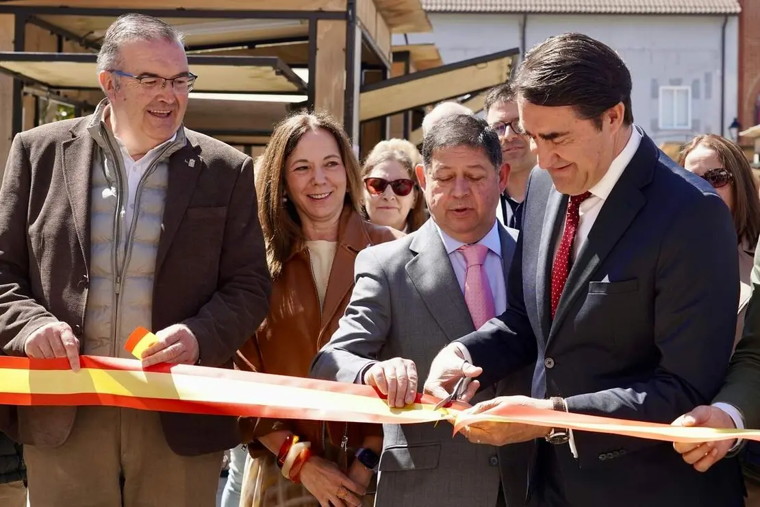 El consejero de Medio Ambiente, Vivienda y Ordenaci&oacute;n del Territorio, Juan Carlos Su&aacute;rez-Qui&ntilde;ones, asiste a la inauguraci&oacute;n de la Feria Iberqueso