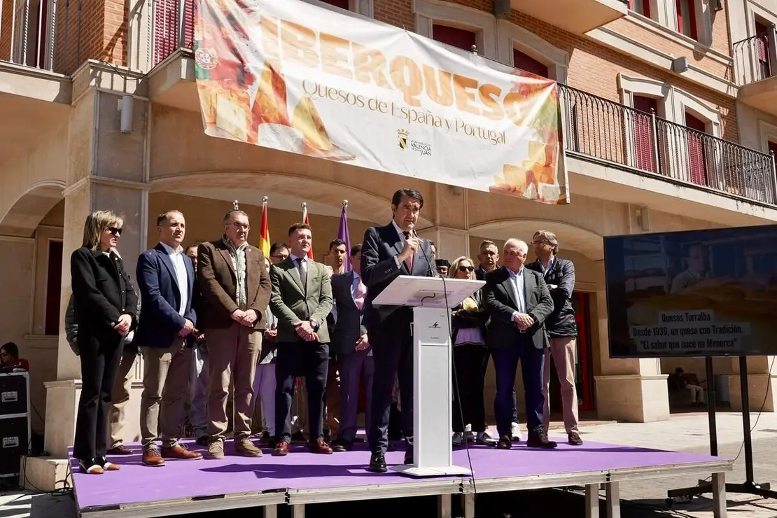 El consejero de Medio Ambiente, Vivienda y Ordenaci&oacute;n del Territorio, Juan Carlos Su&aacute;rez-Qui&ntilde;ones, asiste a la inauguraci&oacute;n de la Feria Iberqueso