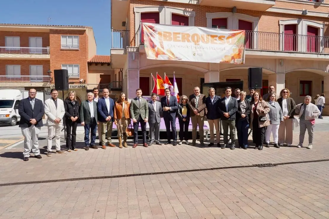 El consejero de Medio Ambiente, Vivienda y Ordenaci&oacute;n del Territorio, Juan Carlos Su&aacute;rez-Qui&ntilde;ones, asiste a la inauguraci&oacute;n de la Feria Iberqueso