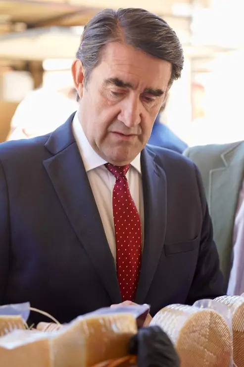 El consejero de Medio Ambiente, Vivienda y Ordenaci&oacute;n del Territorio, Juan Carlos Su&aacute;rez-Qui&ntilde;ones, asiste a la inauguraci&oacute;n de la Feria Iberqueso