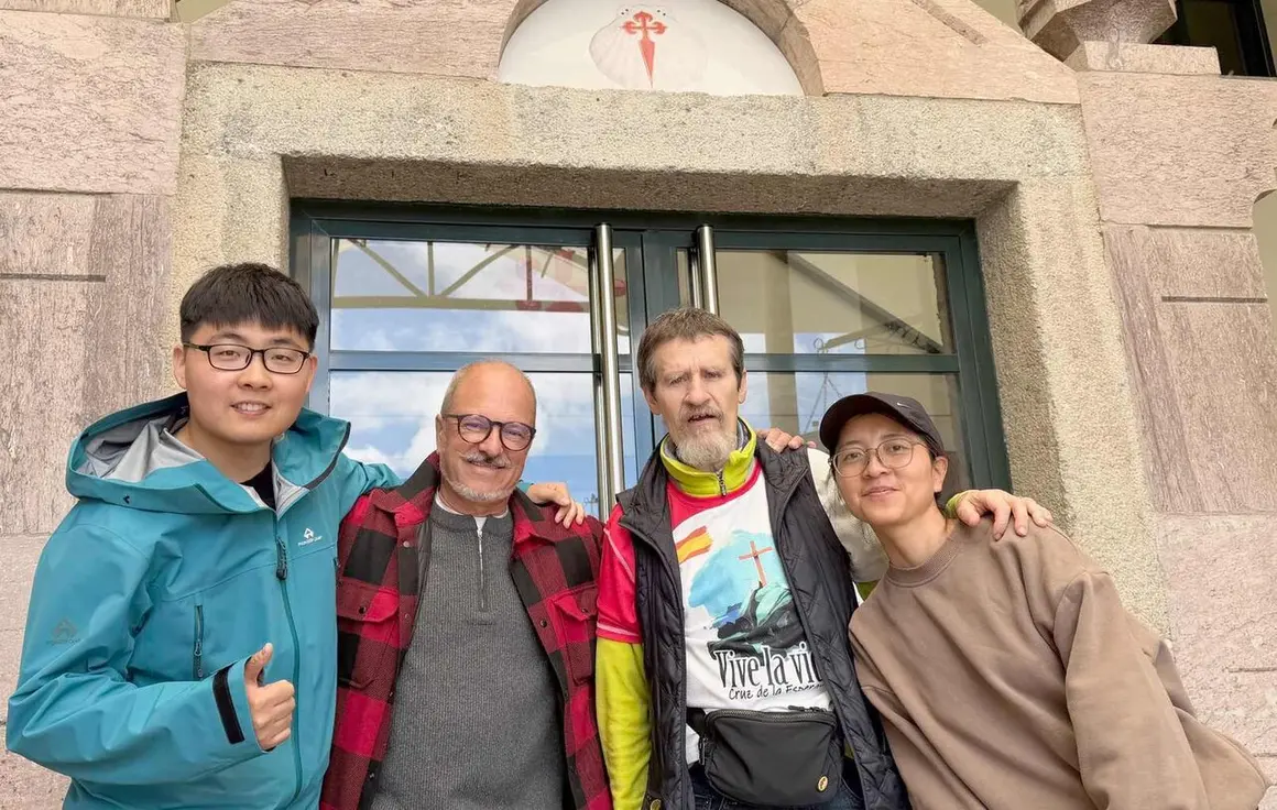 Los presidentes de Camino Franc&eacute;s Federaci&oacute;n y la Asociaci&oacute;n de Amigos del Camino de El Bierzo dan la bienvenida a los primeros hospitaleros chinos del acuerdo de cooperaci&oacute;n