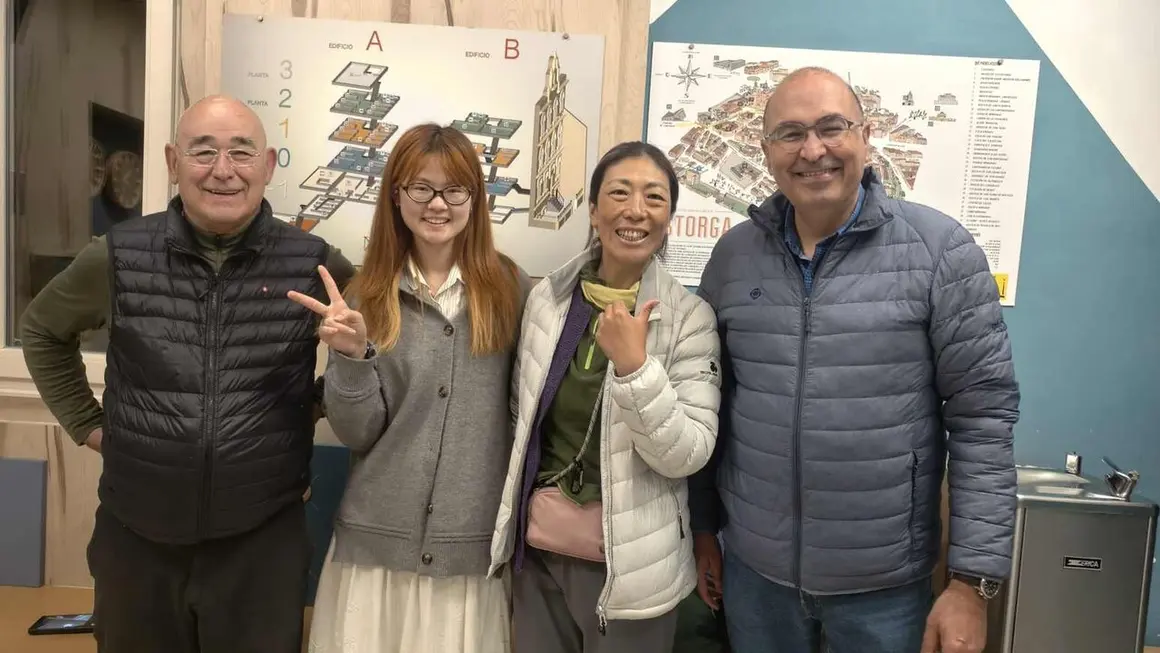 Los primeros hospitaleros chinos, a su llegada al Albergue de Peregrinos de Astorga junto a los presidente de la asociaci&oacute;n astorgana y el responsable de acogida del albergue